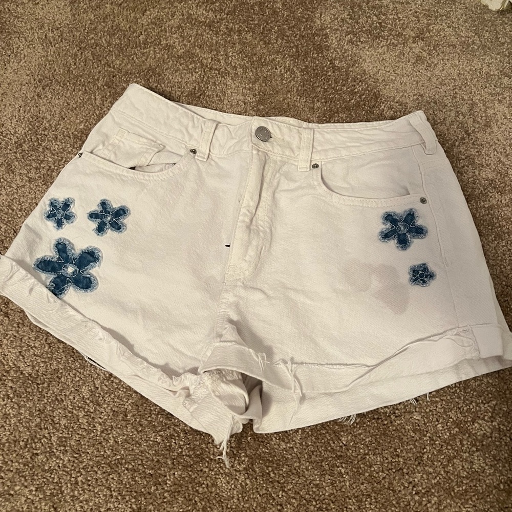 white floral jean shorts!!